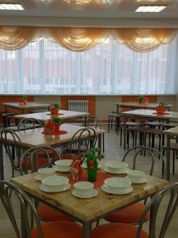 В школе создана комфортная «обеденная зона» на 200 посадочных мест. Для правильного воспитания школьников уделяется внимание не только рациону питания, но и сервировке стола, культуре поведения за обеденным столом.